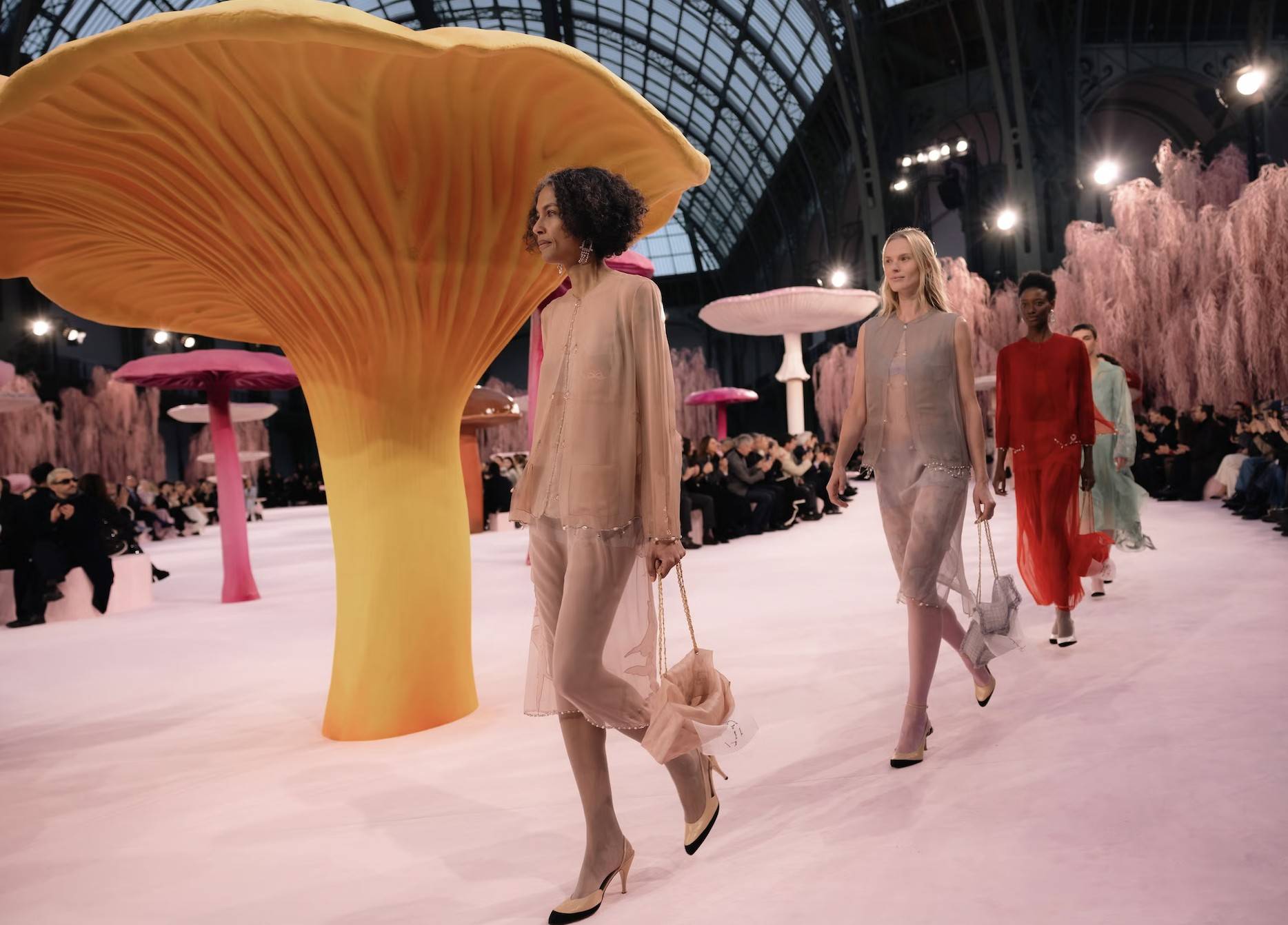 七个女儿的母亲56岁成为超模如今登上香奈儿高定秀场