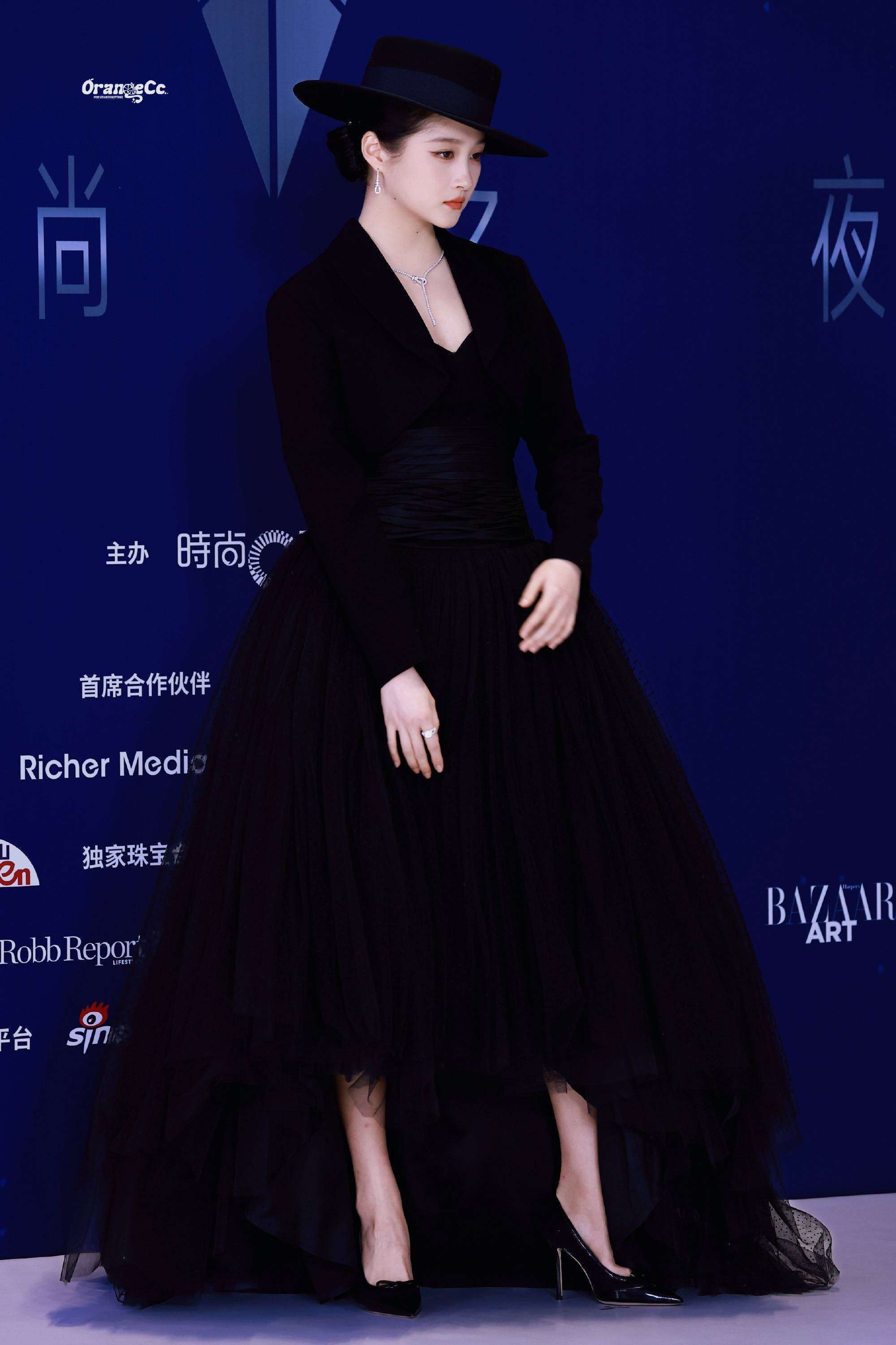 关晓彤黑裙礼帽造型逆袭！半年前被批显胖如今美上热搜